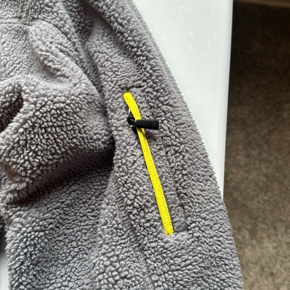 Moosejaw Men’s Gray Jacket with Yellow Trim - Picture 5 of 9